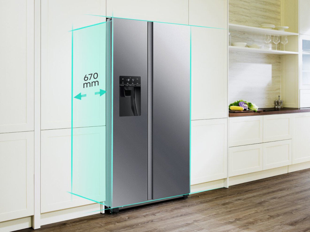 Lodówka w kolorze inox z panelem sterowania i dystrybutorem wody, umieszczona w nowoczesnej kuchni. Na obrazie widoczny jest wymiar 670 mm.
