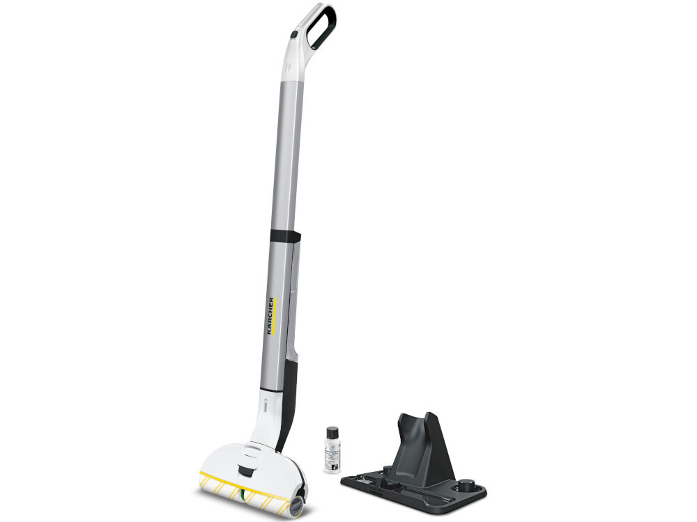 Na obrazie widoczny jest elektryczny mop bezprzewodowy z logo \'KARCHER\' na uchwycie. Obok mopa znajduje się czarna podstawka oraz mała butelka z płynem.