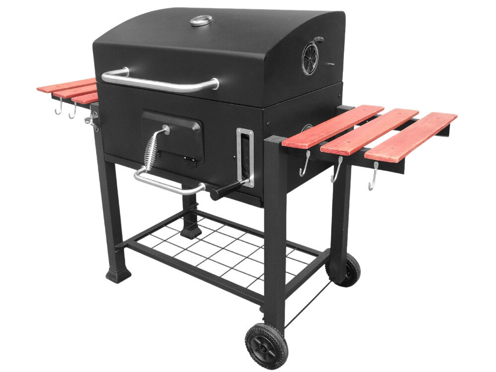 Czarny grill węglowy z zamykanym pokrywą, wyposażony w żeliwny ruszt, kółka, termometr oraz regulację wysokości. Po bokach znajdują się drewniane półki z haczykami.