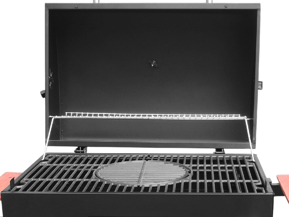 Otwarty grill węglowy z żeliwnym rusztem i dodatkową półką na akcesoria. Grill posiada zamykane wieko i jest wyposażony w kółka oraz termometr.