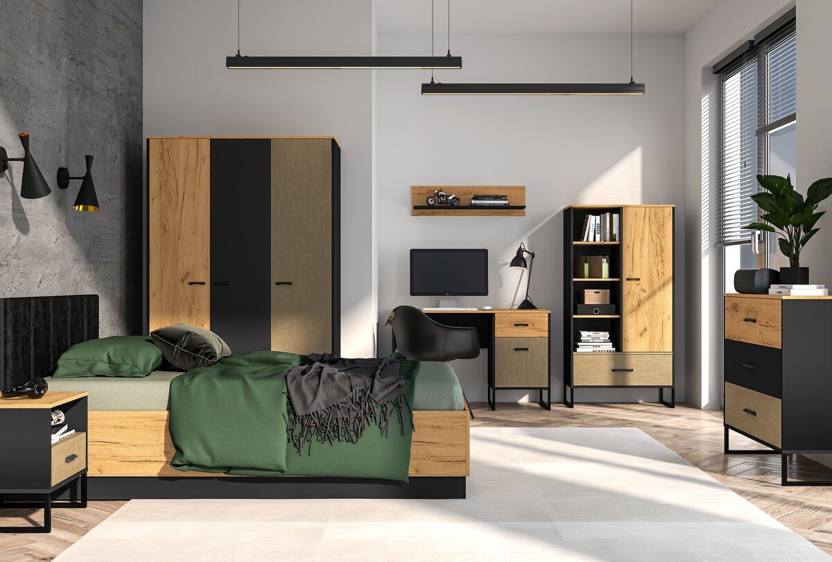 Pokój młodzieżowy z meblami w kolorze dąb craft złoty i czarnym, w tym łóżko, szafa, biurko z krzesłem, regał oraz komoda. Na biurku stoi monitor, a na ścianie wisi półka z dekoracjami.