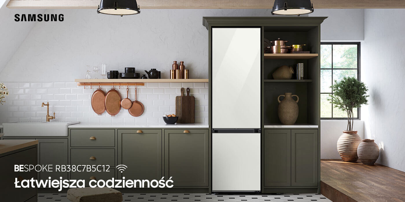 Lodówka Samsung Bespoke RB38C7B5C12 z oferty Media Expert w stylowym pomieszczeniu Kuchnia z lodówką o białych drzwiach, otoczona zielonymi szafkami i półkami z dekoracjami. Na obrazie widoczny jest tekst: \'SAMSUNG BESPOKE RB38C7B5C12 Łatwiejsza codzienność\'.