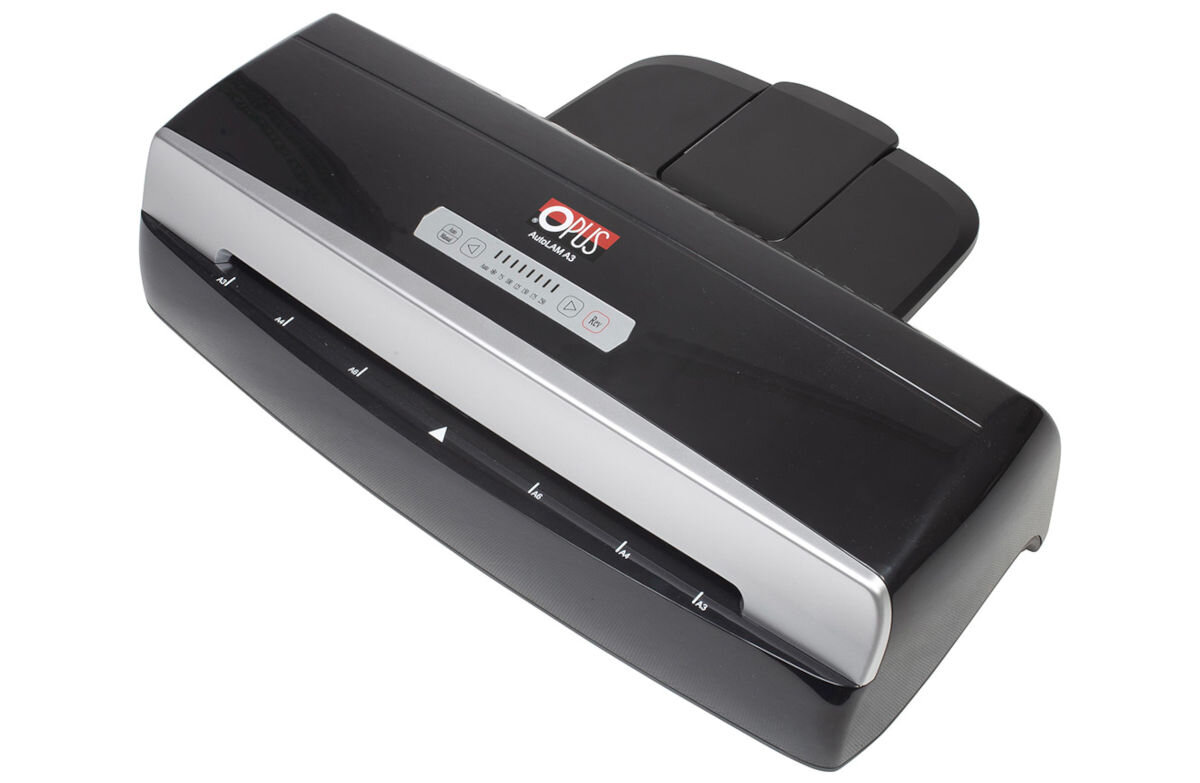 Czarny laminator z logo \'OPUS\' na górze, posiada panel sterowania z przyciskami i wskaźnikami. Widoczny jest otwór na dokumenty z oznaczeniami formatów papieru.