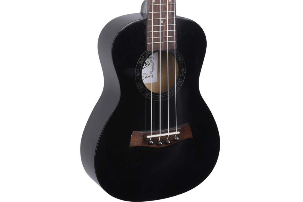 Czarne ukulele z czterema strunami i drewnianym mostkiem. Wewnątrz widoczny jest napis \'V-TONE UK23\'.