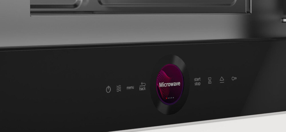 Panel sterowania kuchenki mikrofalowej z wyświetlaczem pokazującym napis \'Microwave\'. Widoczne są ikony: włączania, menu, powrotu, start/stop oraz inne symbole funkcji.