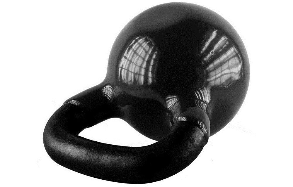 Czarny kettlebell z metalowym uchwytem, odbijający światło na swojej powierzchni.