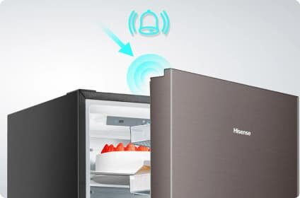 Otwarta lodówka z widocznymi półkami i produktami w środku, na drzwiach logo \'Hisense\'. Nad lodówką znajduje się ikona dzwonka z falami dźwiękowymi wskazującymi na funkcję alarmu.