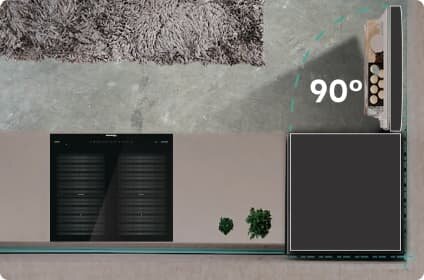 Obraz przedstawia lodówkę otwartą pod kątem 90 stopni, z widocznymi półkami i produktami w środku. Obok lodówki znajduje się ciemny panel oraz roślina na podłodze.