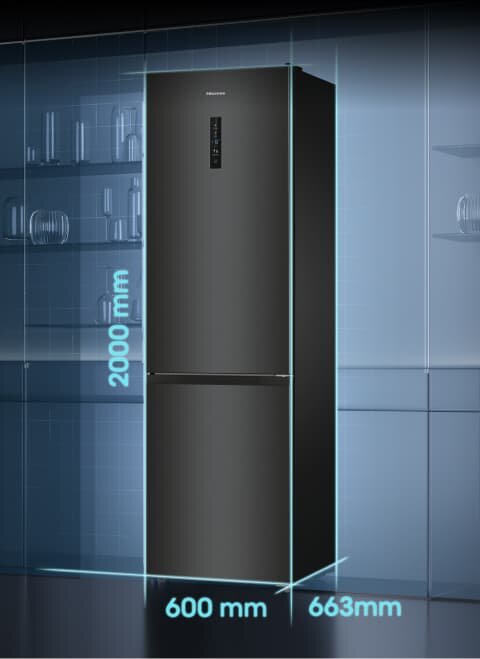 Czarna lodówka z wyświetlaczem na drzwiach, oznaczona wymiarami: 2000 mm wysokości, 600 mm szerokości i 663 mm głębokości. W tle widoczne są półki z naczyniami.