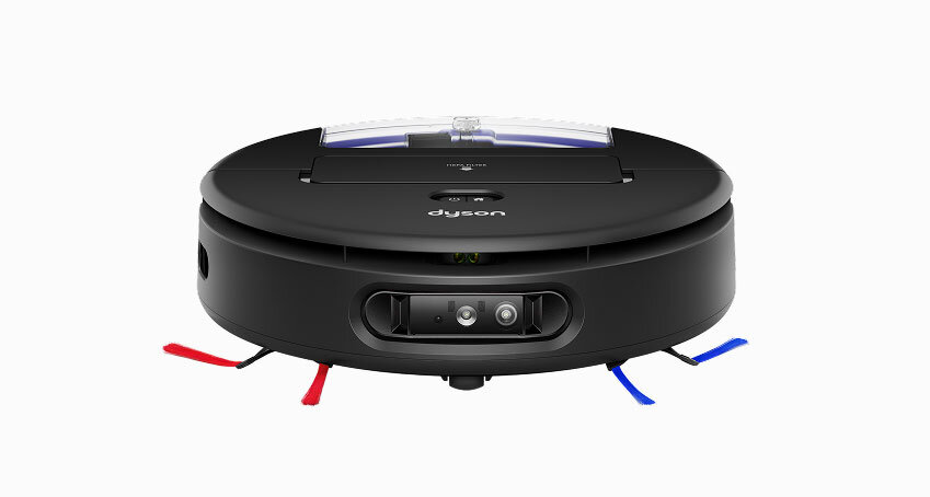 Czarny robot sprzątający z widocznymi szczotkami w kolorach czerwonym i niebieskim oraz logo \'dyson\' na górze. Na przedniej części znajdują się dwa czujniki i kamera.