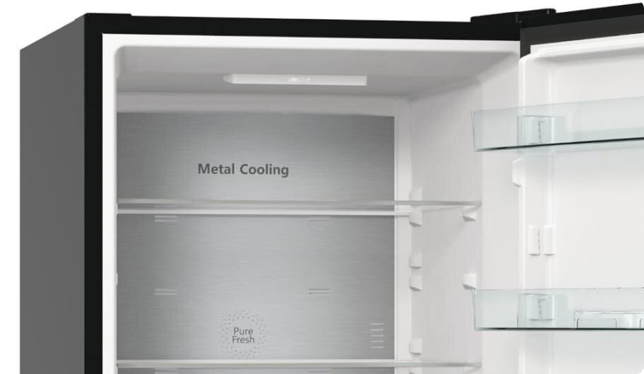 Wnętrze lodówki z widocznymi szklanymi półkami i napisem \'Metal Cooling\' oraz \'Pure Fresh\' na tylnej ściance.