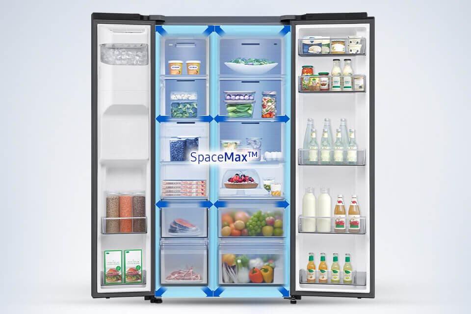 rs70f64kefeo z systemem spacemax Otwarta lodówka z widocznymi półkami wypełnionymi różnorodnymi produktami spożywczymi, takimi jak owoce, warzywa, napoje i nabiał. Na drzwiach lodówki widoczny jest napis \'SpaceMax™\'.