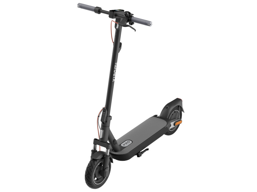 Czarna hulajnoga elektryczna z dużymi kołami i napisem \'XIAOMI\' na kierownicy. Posiada platformę z antypoślizgową powierzchnią i czerwone akcenty na przewodach.