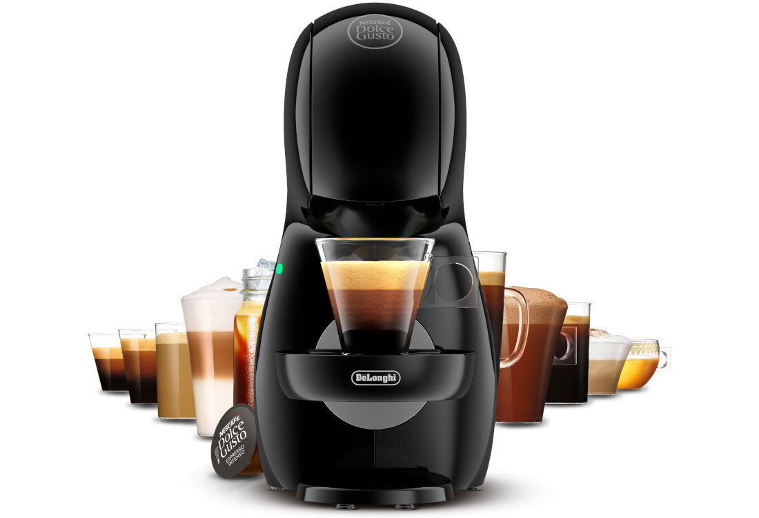 Czarny ekspres do kawy z logo \'DeLonghi\' na przodzie, z filiżanką kawy na podstawce. W tle różne rodzaje napojów w szklankach i kubkach.