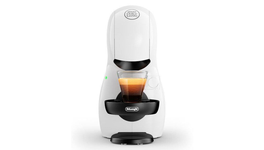 Biały ekspres do kawy z filiżanką espresso na podstawce. Widoczne logo \'Dolce Gusto\' na górze i \'DeLonghi\' na podstawce.