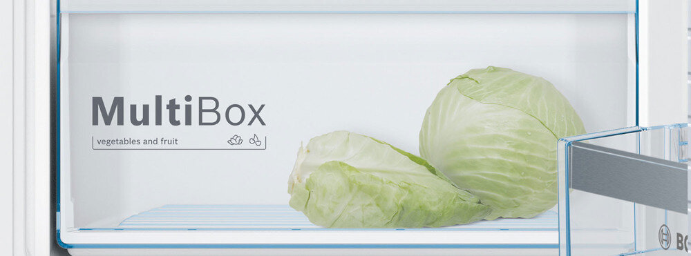 Wnętrze lodówki z półką oznaczoną jako \'MultiBox\' z napisem \'vegetables and fruit\', na której znajdują się dwie główki kapusty. Widoczne jest również logo \'BOSCH\'.