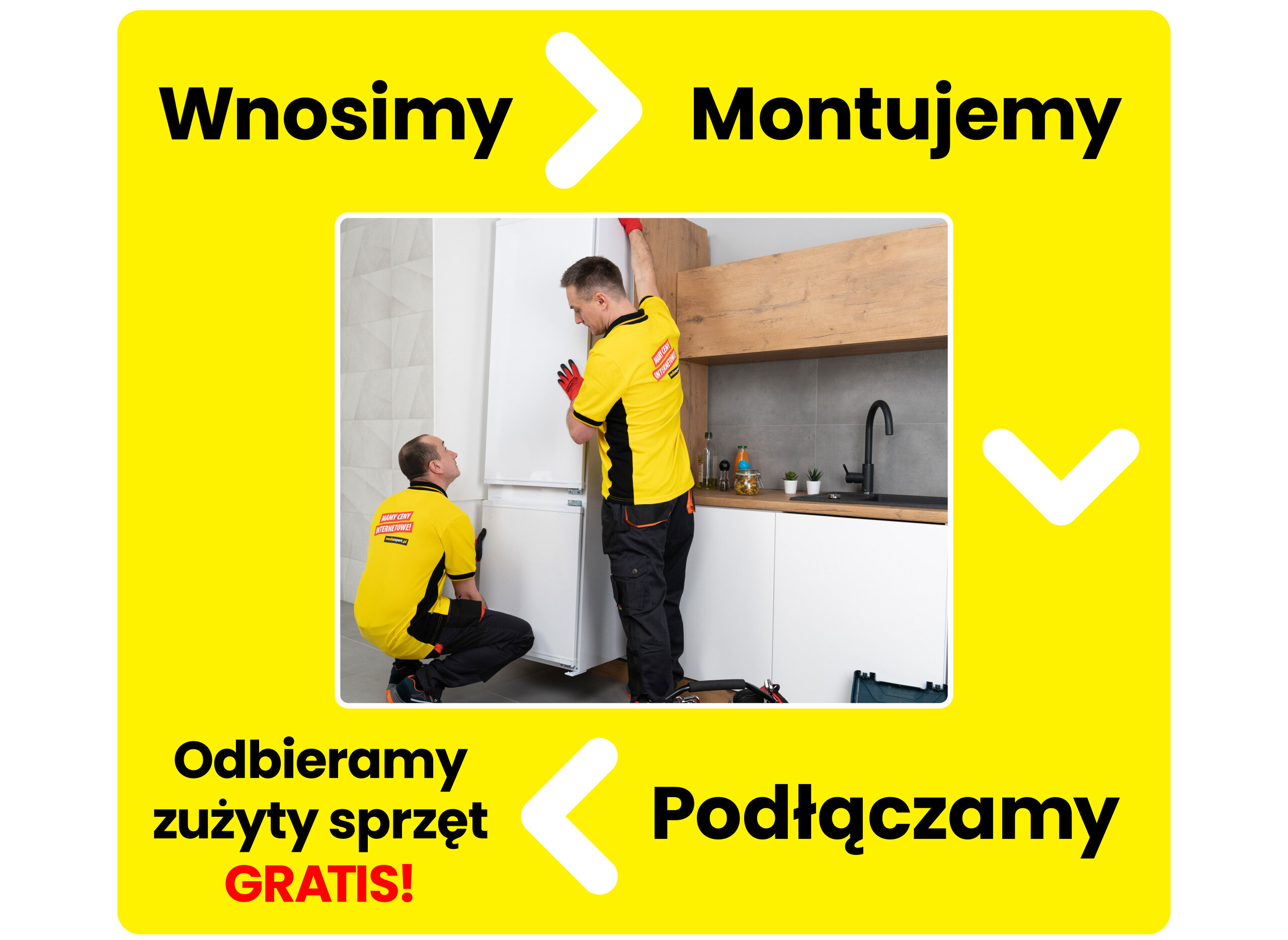 Dwóch mężczyzn w żółtych koszulkach montuje lodówkę w kuchni. Na żółtym tle widnieją napisy: \'Wnosimy\', \'Montujemy\', \'Odbieramy zużyty sprzęt GRATIS!\', \'Podłączamy\'.