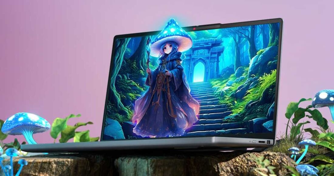 Laptop z wyświetlaczem pokazującym postać w kapeluszu na tle magicznego lasu z kamiennymi schodami. Wokół laptopa znajdują się świecące grzyby i rośliny.