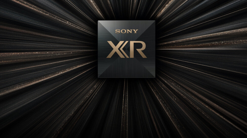 Obraz przedstawia logo \'SONY XR\' na tle promieniście rozchodzących się linii w ciemnych odcieniach. Logo jest umieszczone centralnie na kwadratowym tle.
