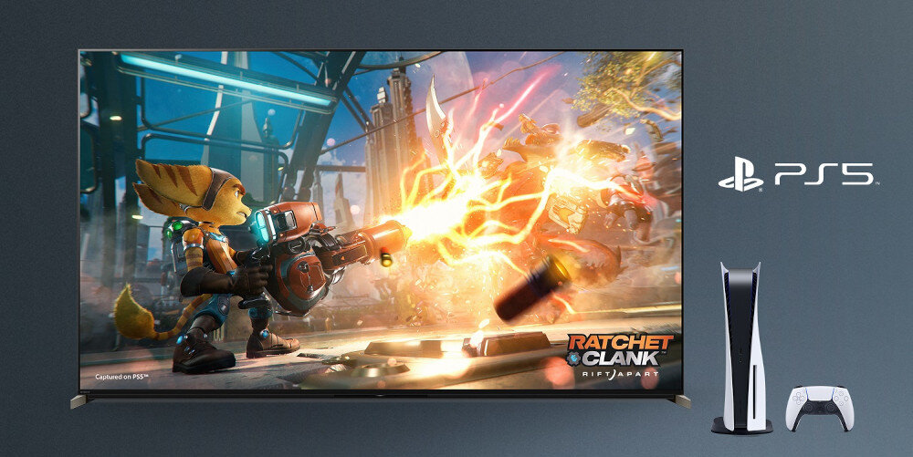 Telewizor wyświetla dynamiczną scenę z gry \'Ratchet & Clank\', obok znajduje się konsola i kontroler. Widoczne jest logo PS5.