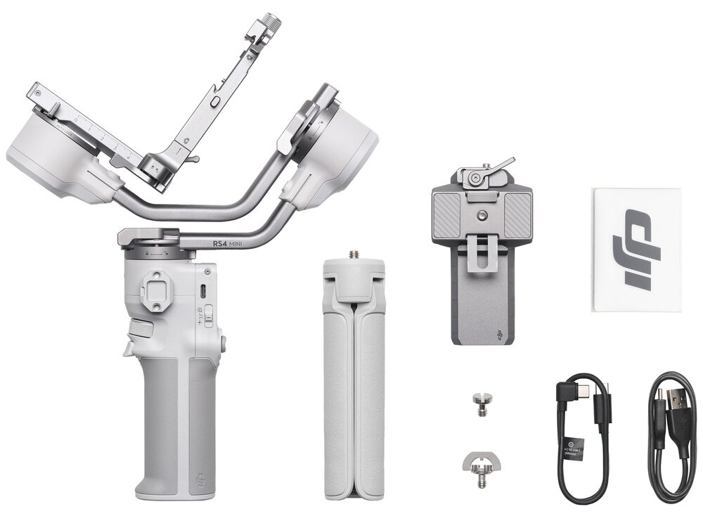 Na obrazie znajduje się szary gimbal z oznaczeniem RS 4 Mini oraz akcesoria takie jak uchwyt, statyw, śruby montażowe i kable USB. Widoczne jest również logo DJI na opakowaniu.