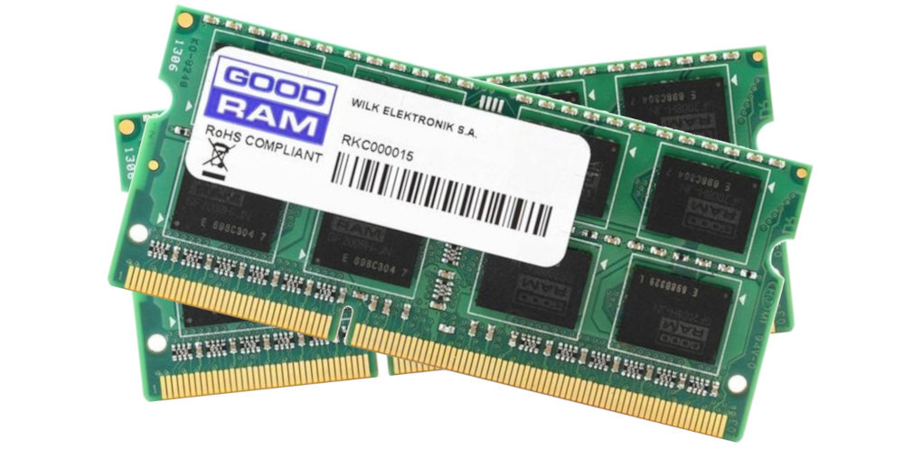 Dwie zielone kości pamięci RAM z widocznymi układami scalonymi i etykietą z napisem \'GOODRAM\', \'WILK ELEKTRONIK S.A.\', \'RoHS COMPLIANT\', \'RKC000015\'.