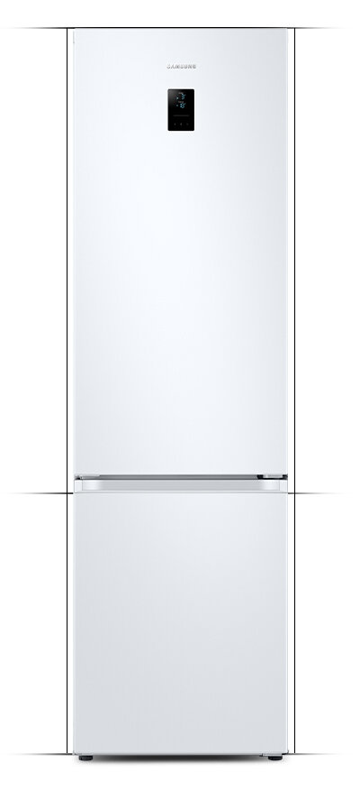 Biała lodówka z dwoma drzwiami, górnym mniejszym i dolnym większym. Na górnych drzwiach widoczne jest logo \'SAMSUNG\' oraz mały wyświetlacz.