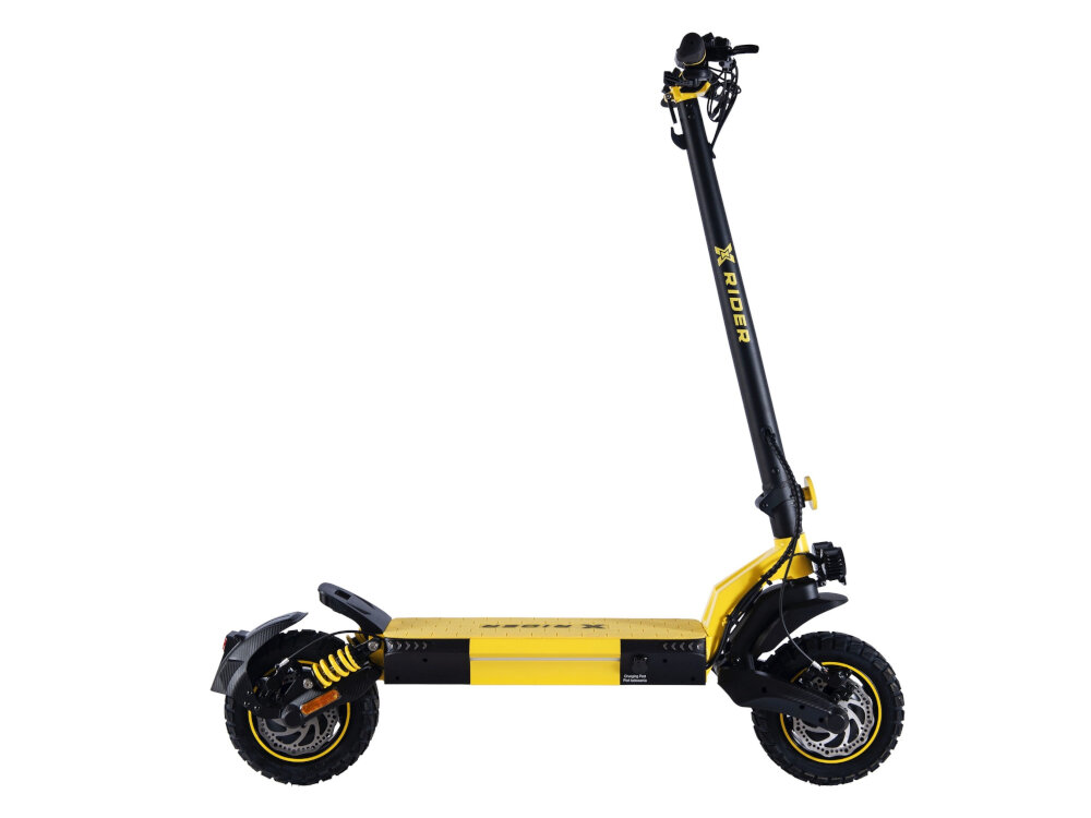 Czarno-żółta hulajnoga elektryczna z dużymi kołami i amortyzacją. Na kierownicy widoczne jest logo \'XRIDER\'.