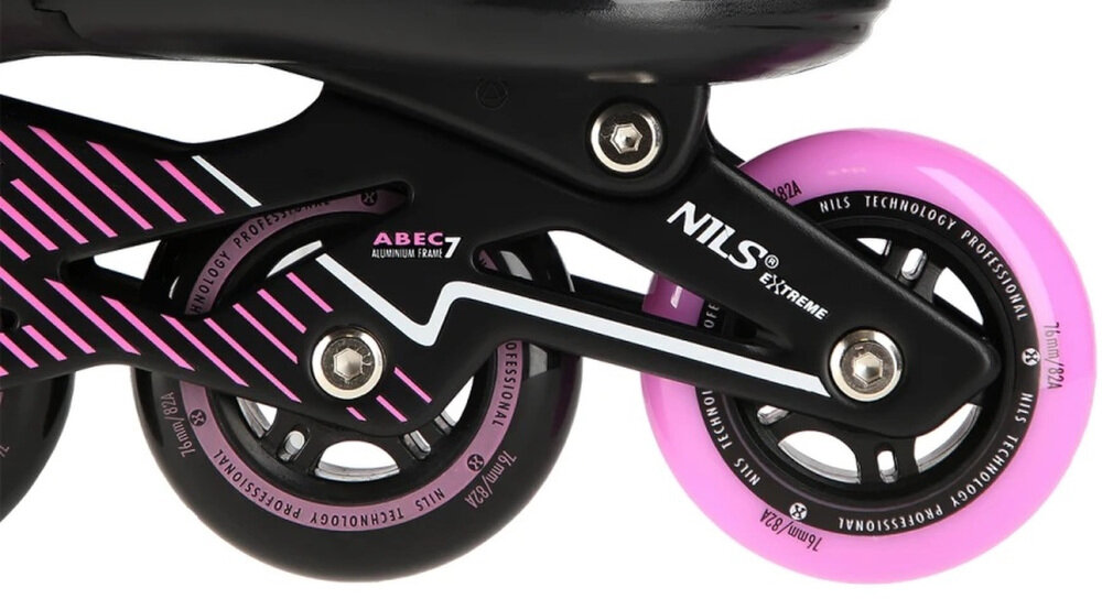Zbliżenie na różowe kółka łyżworolek z czarną ramą, na której widoczne są napisy \'NILS EXTREME\' oraz \'ABEC 7 ALUMINIUM FRAME\'.