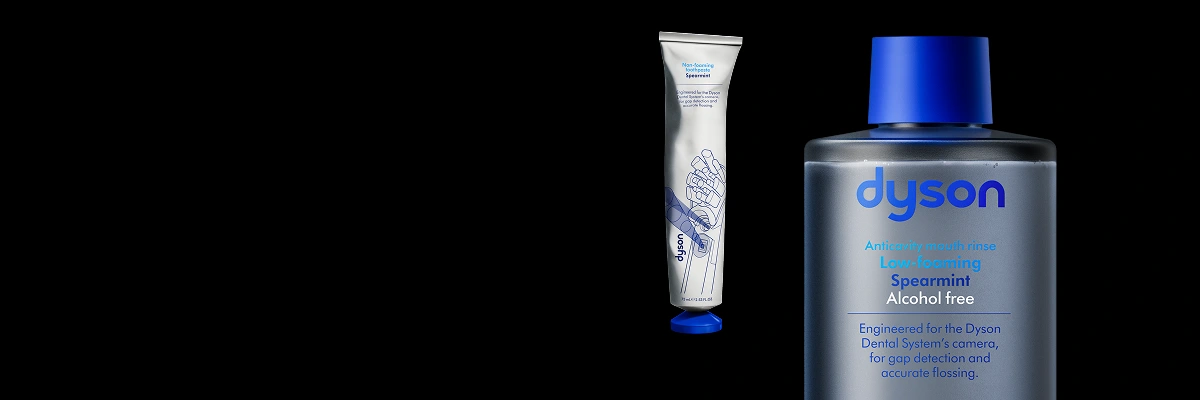 Biało-niebieska tubka pasty do zębów Dyson Spearmint; obok zbliżenie na płyn do płukania jamy ustnej Dyson Spearmint