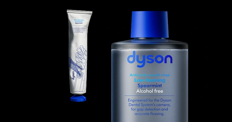 Biało-niebieska tubka pasty do zębów Dyson Spearmint; obok zbliżenie na płyn do płukania jamy ustnej Dyson Spearmint
