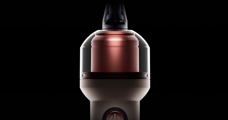 Zbliżenie na okrągły zbiornik na jasnoróżowej szczoteczce Dyson CameraJet