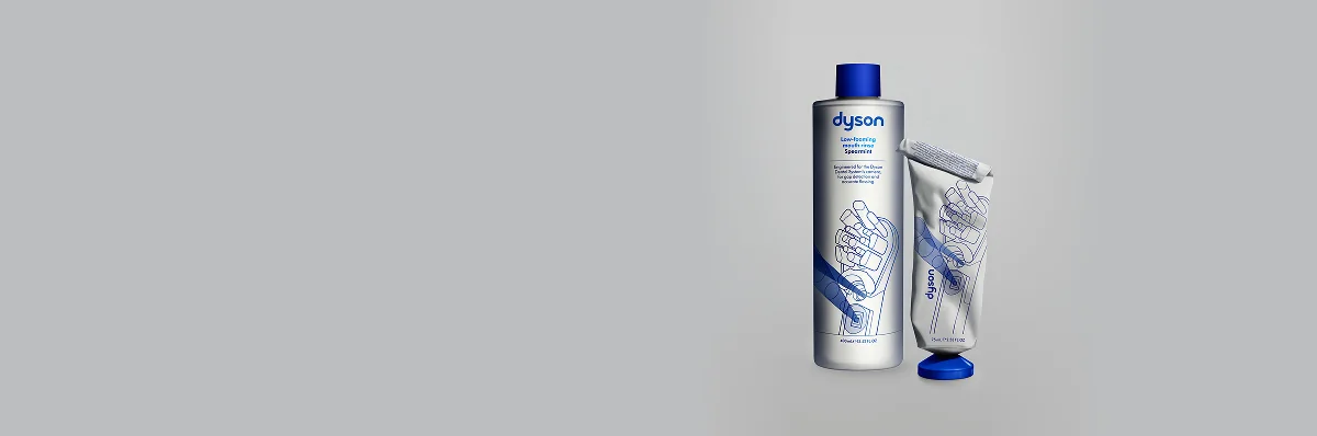 Płyn do płukania jamy ustnej Dyson Spearmint w butelce z niebieską nakrętką i pasta Dyson Spearmint w biało-niebieskiej tubce