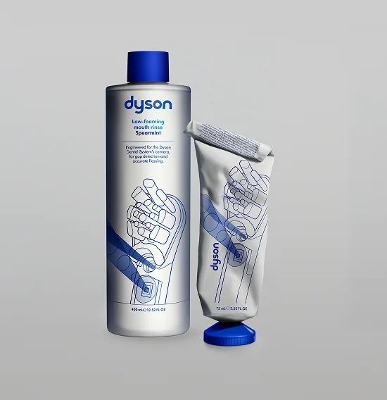 Płyn do płukania jamy ustnej Dyson Spearmint w butelce z niebieską nakrętką i pasta Dyson Spearmint w biało-niebieskiej tubce