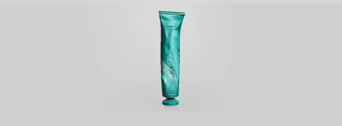 Pasta do zębów Dyson Peppermint w zielonej tubce naturalnie odkształcona od codziennego użytkowania
