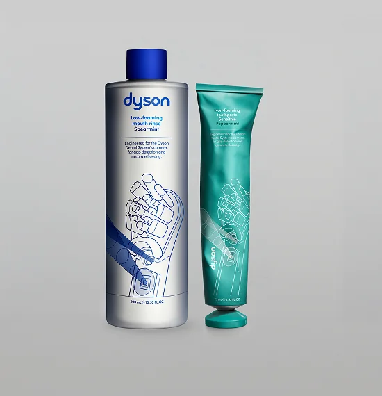 Płyn do płukania jamy ustnej Dyson Spearmint w butelce z niebieską nakrętką i pasta Dyson Peppermint w zielonej tubce