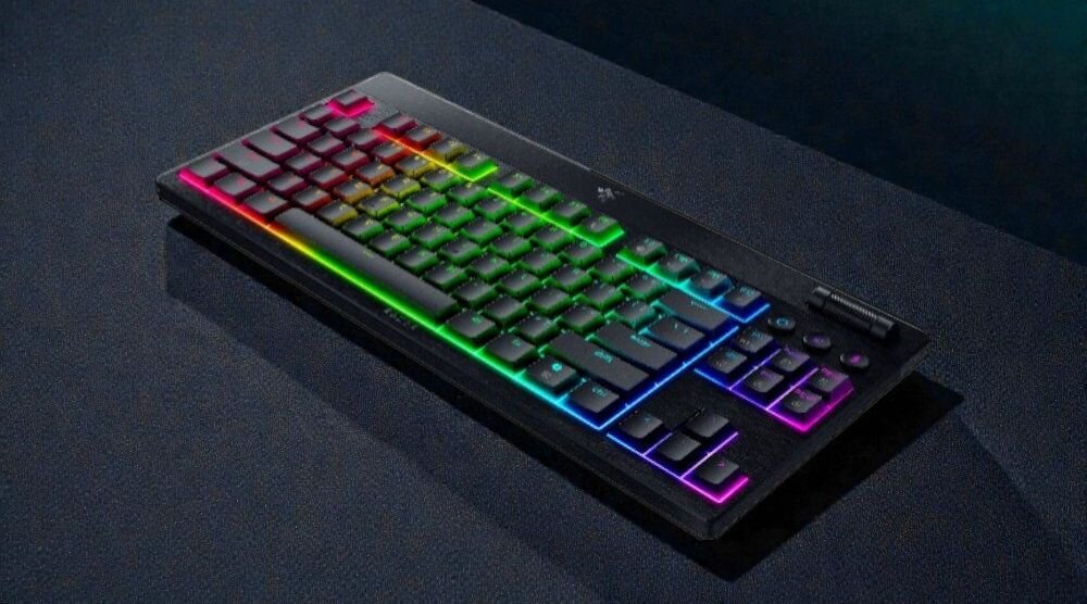 Klawiatura mechaniczna z podświetleniem RGB, układ klawiszy bez bloku numerycznego. Na obudowie widoczne jest logo producenta.