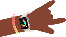 Osoba nosi smartwatch z jasnym paskiem, na ekranie widoczny jest kolorowy wykres aktywności.