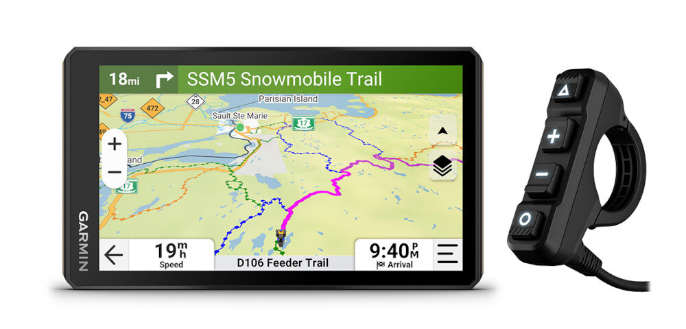 Na obrazie widoczna jest nawigacja samochodowa z mapą trasy \'SSM5 Snowmobile Trail\' oraz pilot z przyciskami. Na ekranie wyświetlane są informacje: \'18 mi\', \'19 mph\', \'9:40 PM Arrival\'.