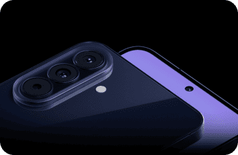 Zbliżenie na tylny potrójny aparat Galaxy A57 5G w granatowym kolorze oraz na przedni aparat. Obraz przedstawia dwa smartfony z widocznymi aparatami fotograficznymi. Jeden z nich ma fioletowy kolor obudowy.
