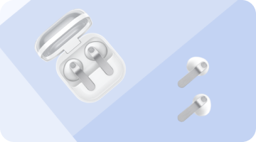 Galaxy Buds 4 w kolorze białym pokazane w etui z otwartym etui. Kolejna para Galaxy Buds 4 w kolorze białym bez etui. Na obrazie widoczne są białe bezprzewodowe słuchawki douszne z otwartym etui oraz dwie pojedyncze słuchawki obok. Tło jest w odcieniach niebieskiego.