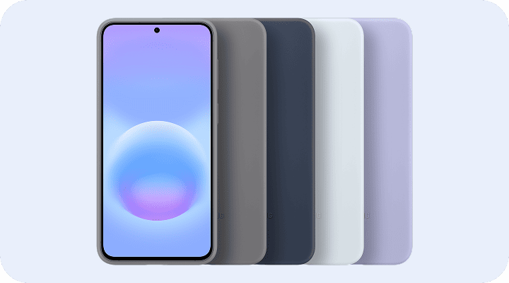 Akcesoria do Galaxy A57 5G: etui Silicone Case. Na obrazie widoczne są cztery smartfony w różnych kolorach, ustawione jeden obok drugiego. Ekran jednego z nich wyświetla gradientowe tło z okrągłym wzorem.