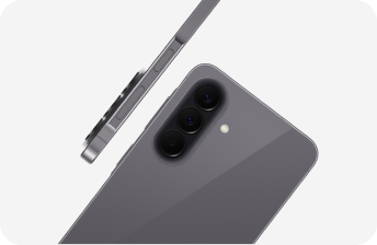 Szary Galaxy A57 pokazany z boku i z tyłu, z potrójnym aparatem oraz smukłą, płaską obudową. Obraz przedstawia smartfon w kolorze fioletowym z trzema aparatami z tyłu i przyciskami bocznymi. Urządzenie jest pokazane z dwóch perspektyw: z boku i z tyłu.