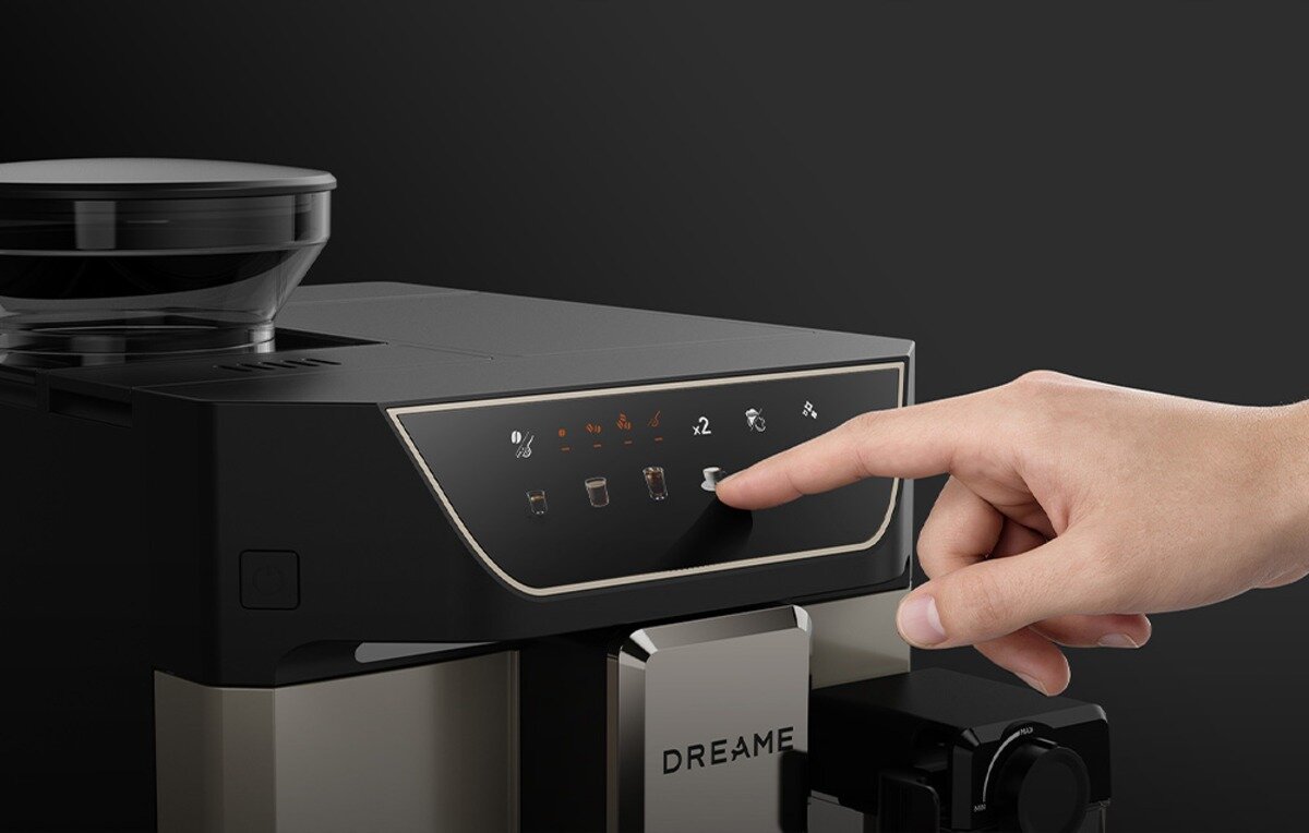 Ekspres DREAME Ecceluxe Master Coffee FCM60 Dłoń dotykająca ikony na panelu dotykowym ekspresu do kawy Dreame