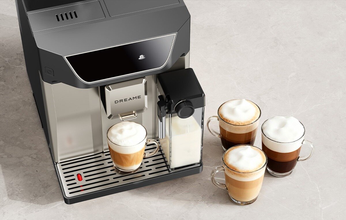 Ekspres DREAME Ecceluxe Master Coffee FCM60 Ekspres do kawy Dreame z pojemnikiem na mleko oraz szklankami kawy z pianką na tacy i blacie Cappuccino, latte macchiato i flat white