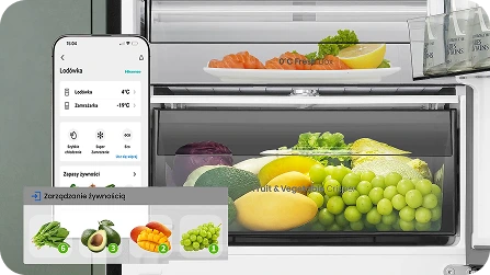 Obraz przedstawia wnętrze lodówki z różnymi owocami i warzywami w szufladzie oznaczonej jako \'Fruit & Vegetable Crisper\'. Obok lodówki widoczny jest ekran smartfona z aplikacją pokazującą temperaturę w lodówce i zamrażarce oraz opcję \'Zarządzanie żywnością\'.