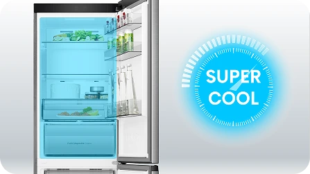 Otwarta lodówka z widocznymi półkami i produktami spożywczymi, obok niej niebieski napis \'SUPER COOL\'.