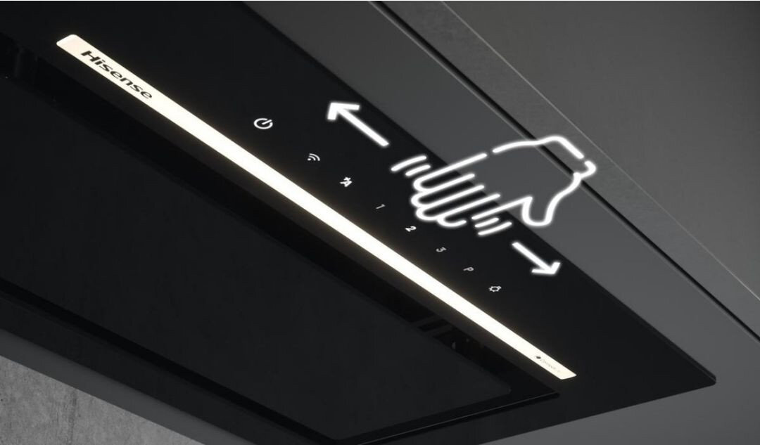 Czarny panel sterowania z logo Hisense, z ikonami dotykowymi i symbolem dłoni wskazującym na sterowanie gestem. Widoczne są ikony: włącznik, Wi-Fi, oraz numery od 1 do 3.