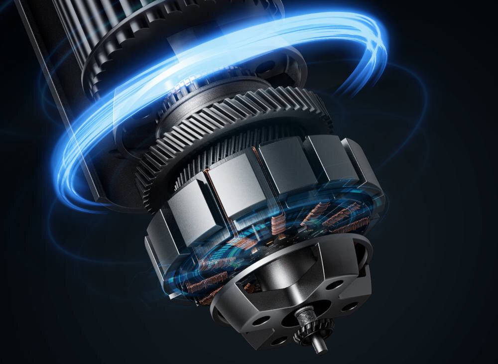 Obraz przedstawia zbliżenie na mechanizm wentylatora z widocznymi zwojami miedzianymi i elementami metalowymi. Wokół mechanizmu widoczny jest niebieski efekt świetlny sugerujący ruch.