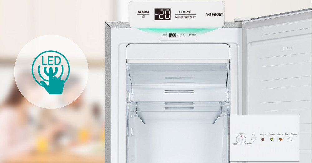 Otwarta zamrażarka z wyświetlaczem pokazującym temperaturę -20°C, z funkcjami ALARM, TEMP°C Super Freeze i NO FROST. Obok widoczna jest ikona LED z symbolem dłoni oraz panel sterowania z pokrętłem i trzema diodami.